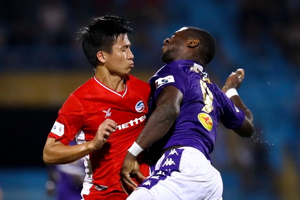 Bui Tien Dung bi canh cao vi gay go voi ngoai binh Jamaica hinh anh