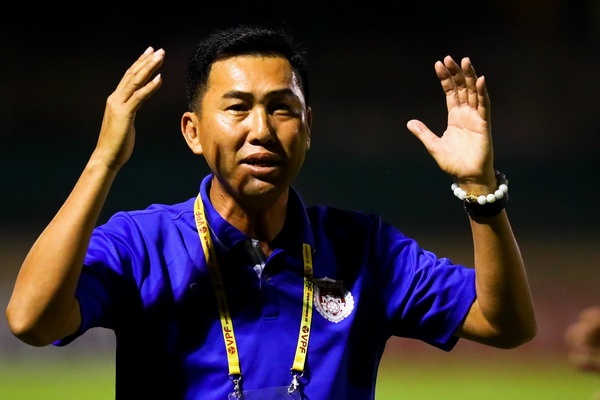 Cau thu da bong vao thay cu khong phai nhan an phat hinh anh