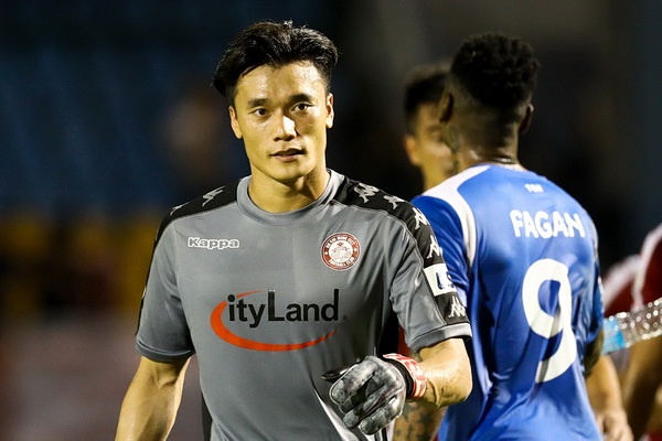 Bui Tien Dung tro lai va toa sang trong ngay HLV Park du khan hinh anh