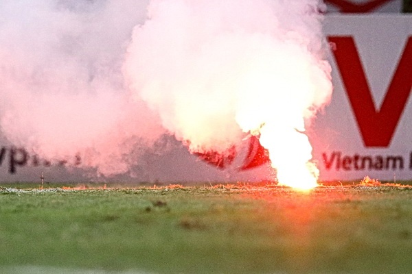 Phao sang boc chay trong san khi cau thu 2 doi dang thi dau hinh anh