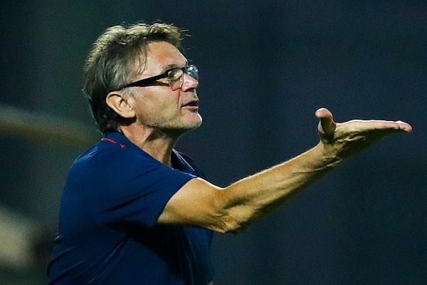 HLV Troussier that vong vi tuyen U19 khong the du giai Dong Nam A hinh anh