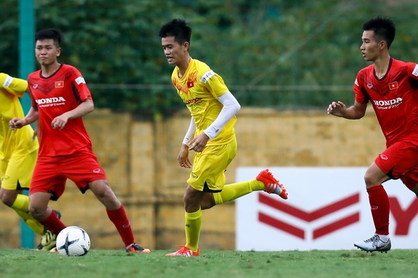 U22 Viet Nam chia thanh 2 doi, da tap noi bo 6 tran hinh anh