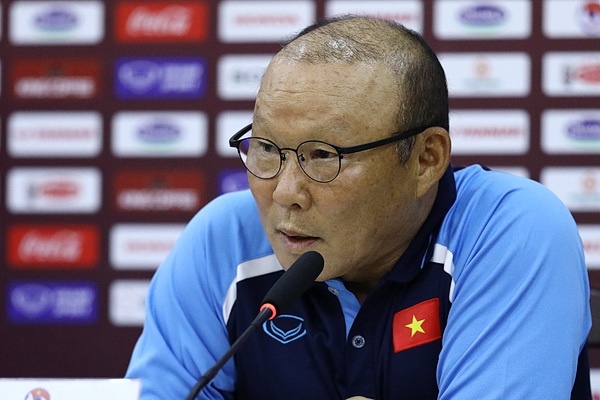 HLV Park Hang-seo noi gi khi bi hoi ve viec giam luong? hinh anh