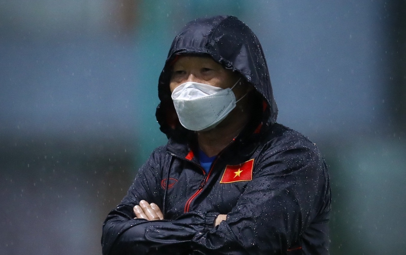 HLV Park dung trong mua, chi dao U22 Viet Nam tap luyen hinh anh