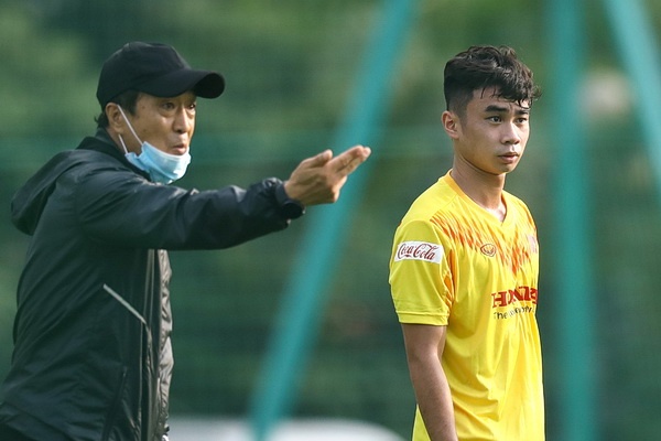 Tro ly Lee day tung dong tac cho cau thu U22 Viet Nam hinh anh