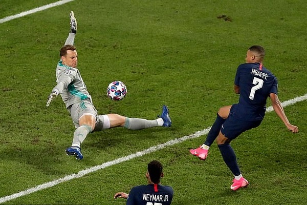 Doi chan cua Neuer da khuat phuc Neymar, Mbappe hinh anh