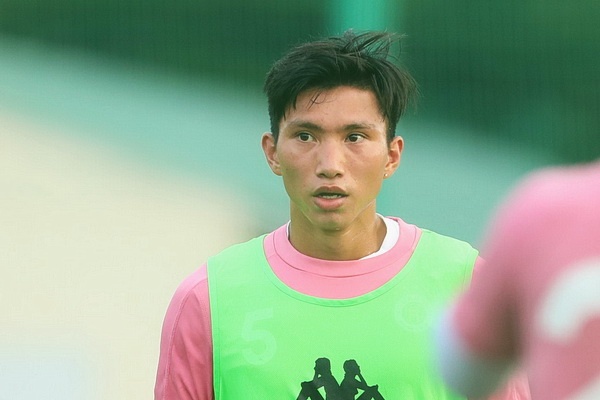 Van Hau ngoi ngoai xem U22 Viet Nam dau tap hinh anh