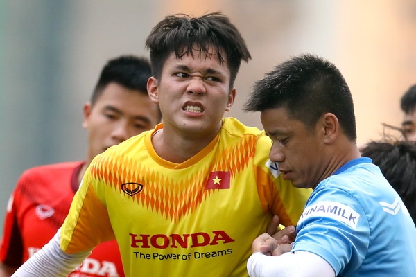 Le Minh Binh roi san khi U22 Viet Nam da tap noi bo hinh anh