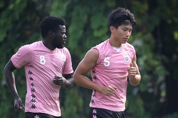 The hinh Van Hau khong thua kem ngoai binh nguoi Uganda hinh anh