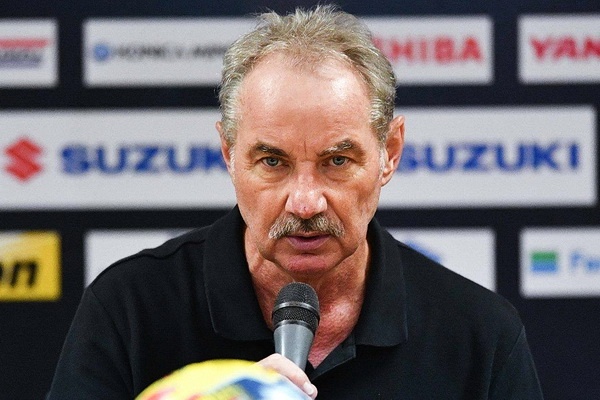 Hanh trinh thuyet phuc HLV Alfred Riedl dan dat tuyen Viet Nam hinh anh