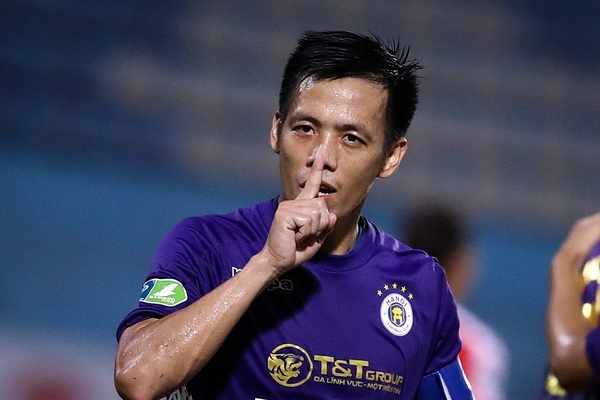 CLB Ha Noi va Van Quyet truoc danh hieu lich su hinh anh