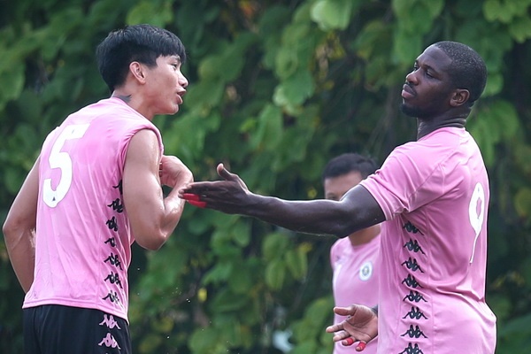 CLB Ha Noi lien tiep mat ngoai binh chu luc khi gap doi TP.HCM hinh anh