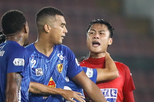 Mac Hong Quan noi gian trong that bai cua CLB Hai Phong hinh anh