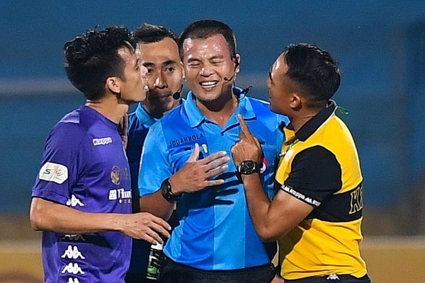 CLB Ha Noi vay trong tai trong gio nghi hinh anh