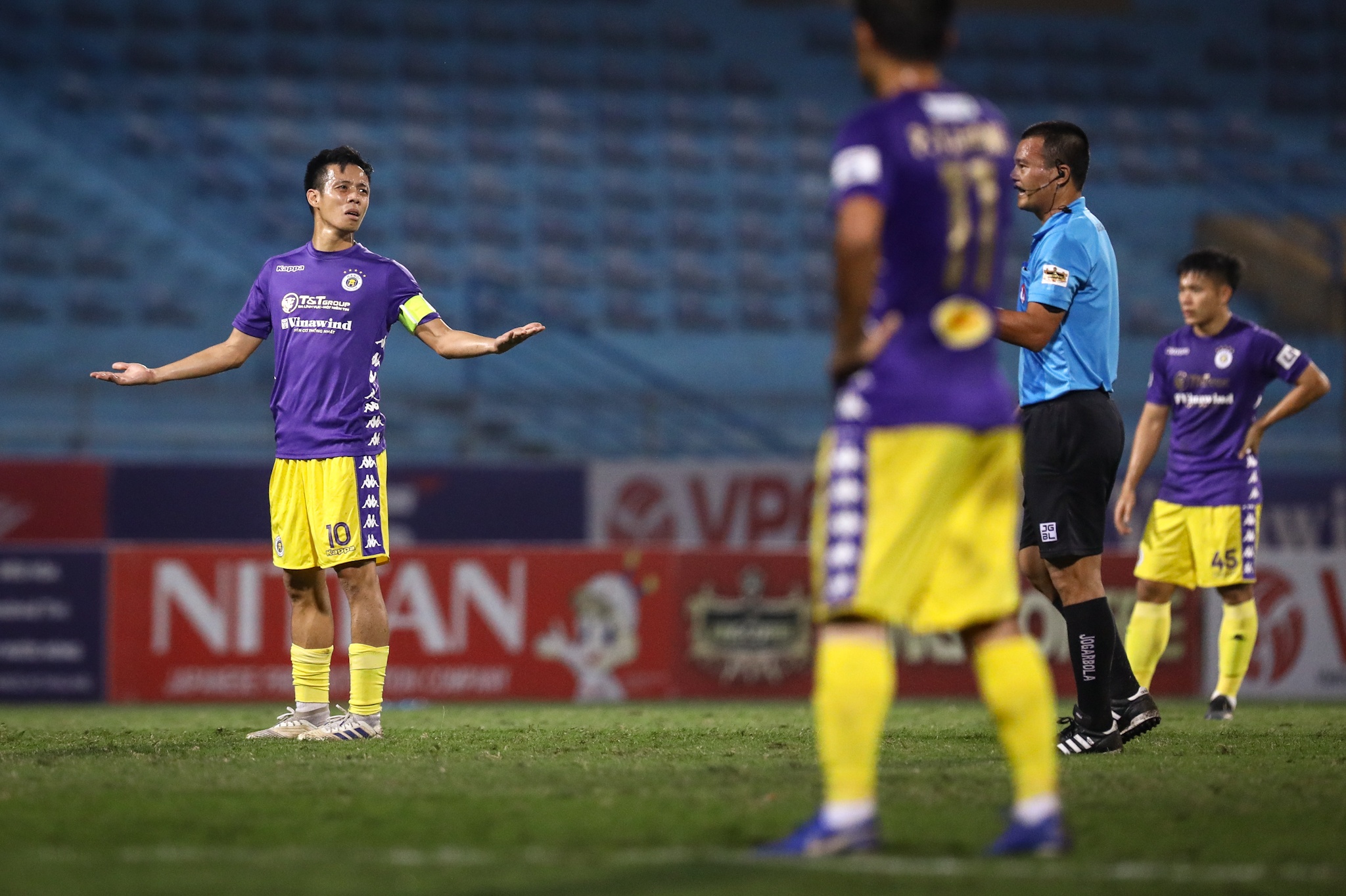 CLB Ha Noi trong tai anh 3