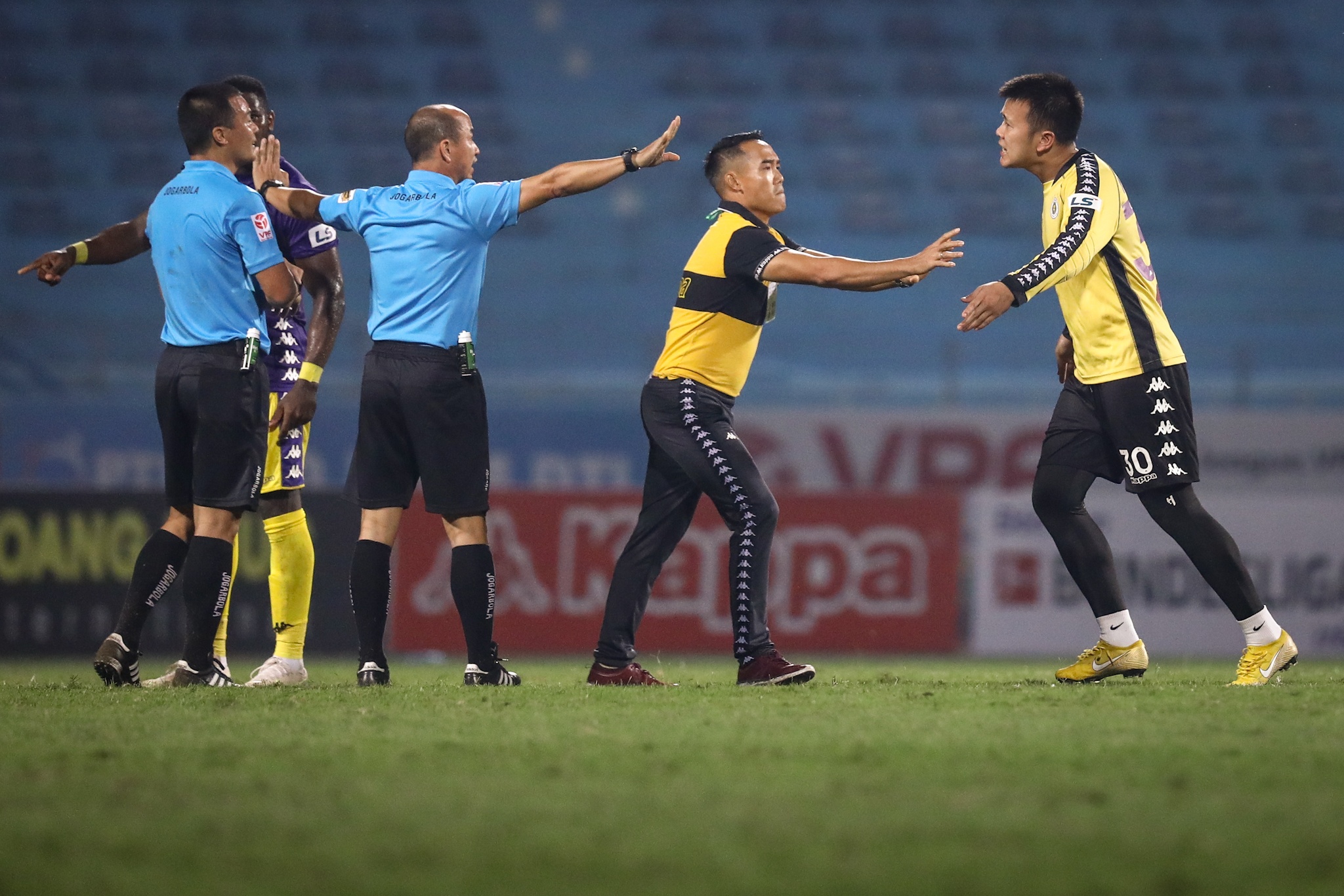 CLB Ha Noi trong tai anh 6