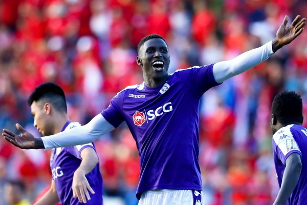 CLB Ha Noi chia tay Pape Omar hinh anh