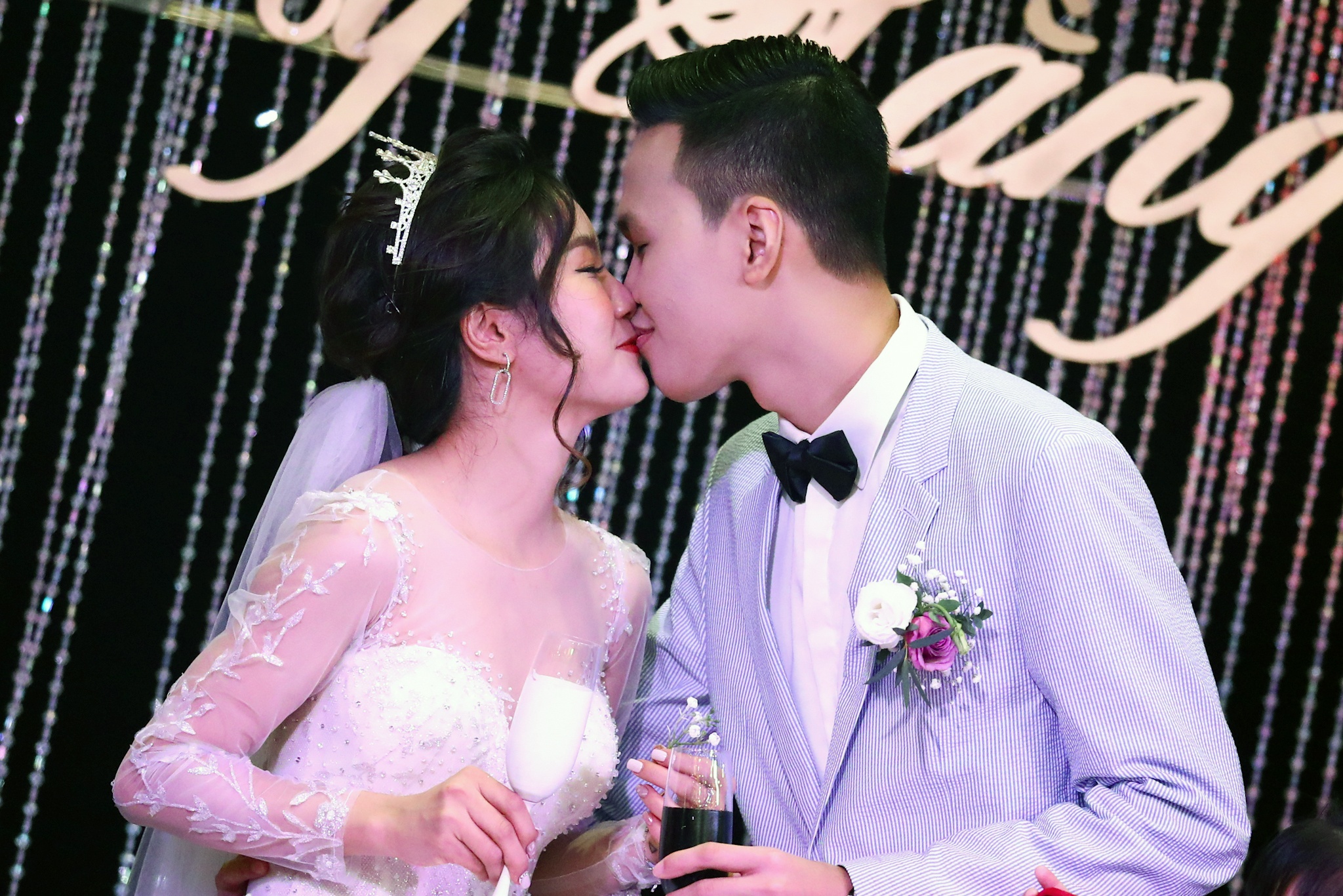 Chim Se Di Nang nguong nghiu hon co dau tai tiec cuoi hinh anh