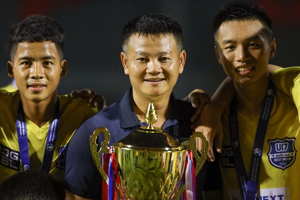 Van Quyen va U17 SLNA khong du Cup Quoc gia hinh anh