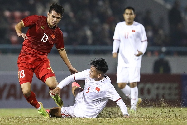 Cau thu U22 choi mau lua truoc doi hinh B tuyen Viet Nam hinh anh