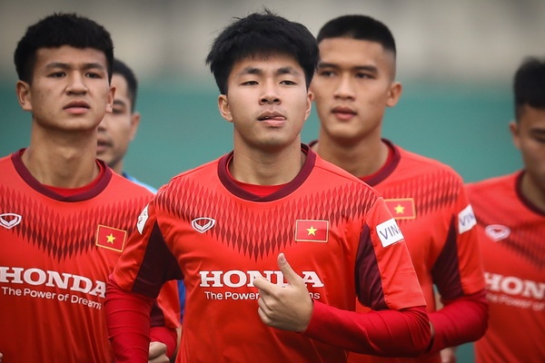 Hang tram nguoi ham mo den xem 2 doi tuyen Viet Nam hinh anh