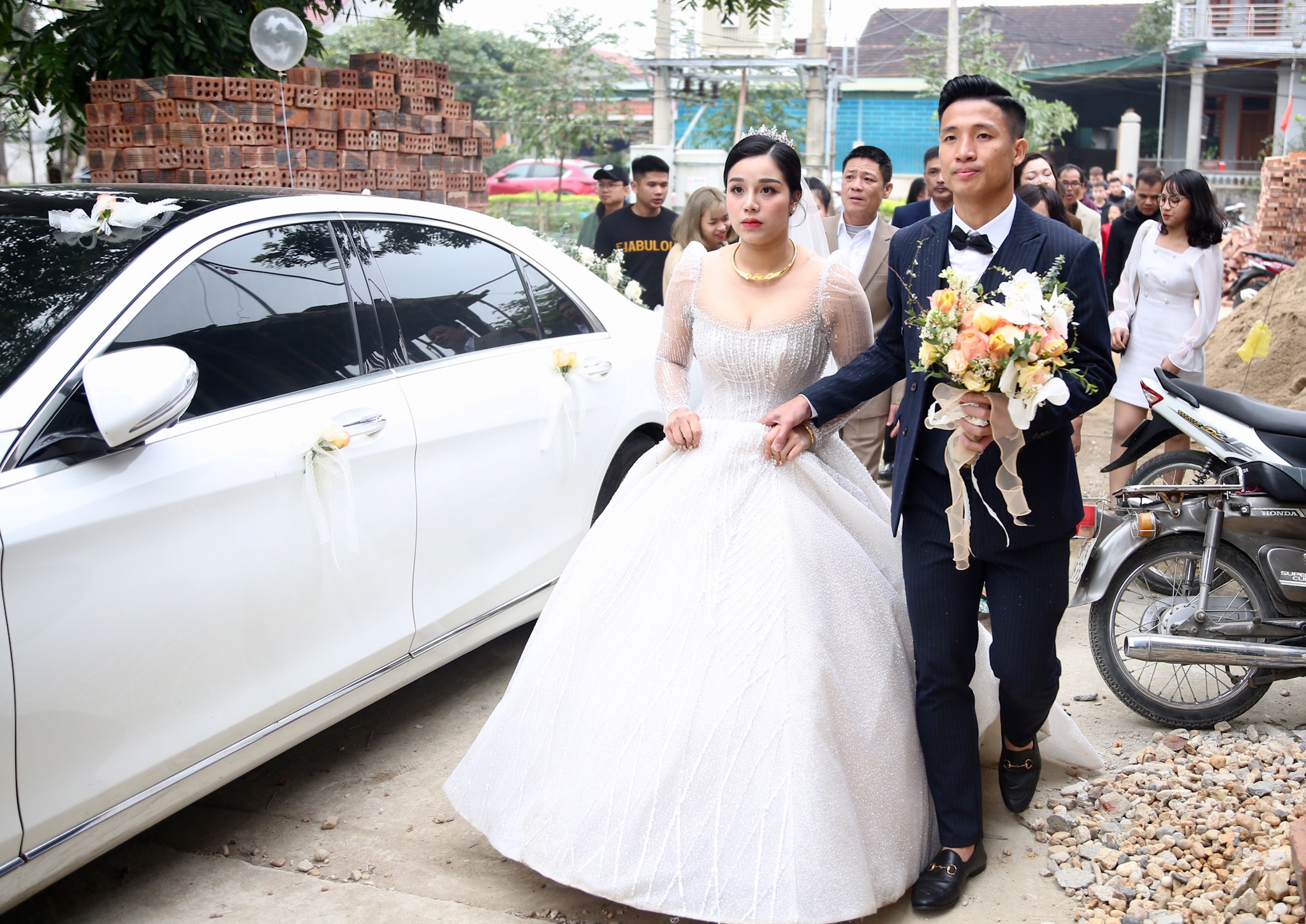 Dam cuoi Bui Tien Dung anh 1