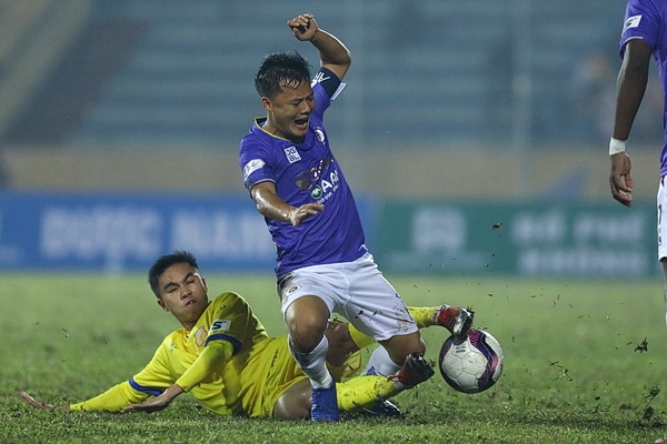 CLB Ha Noi to doi Nam Dinh tuoi nuoc ra san de thang tran hinh anh