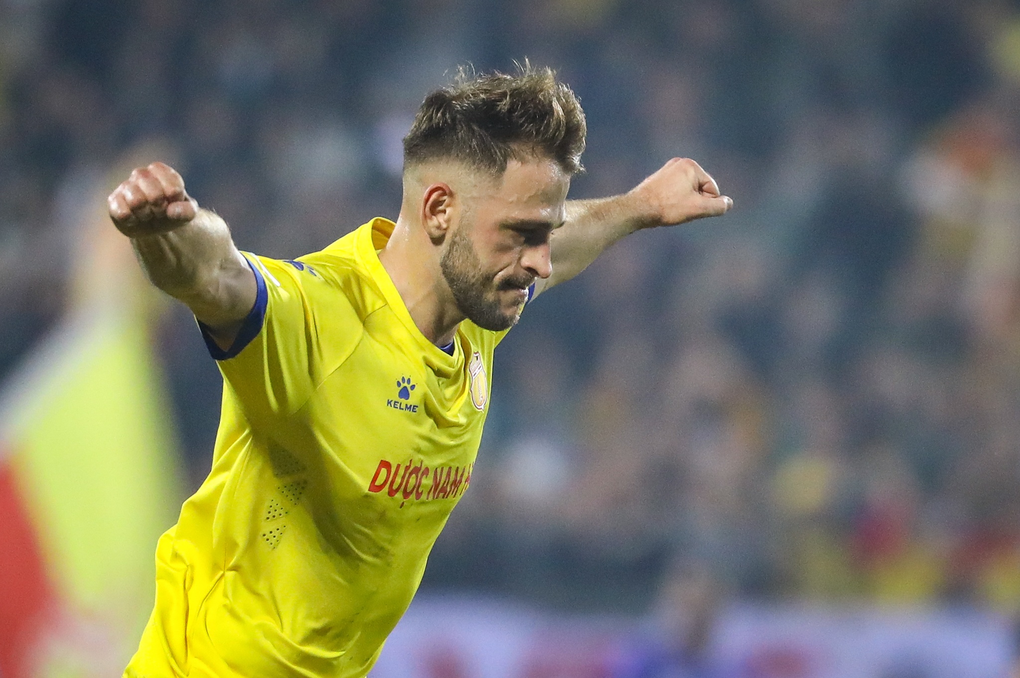 4 Qua bong vang khong cuu Ha Noi anh 2