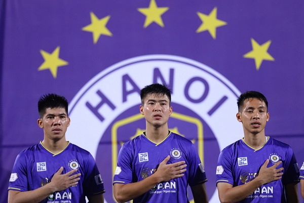 HLV doi Ha Noi: 'Tran nay de qua nen cau thu choi chung xuong' hinh anh