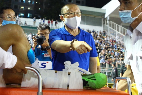 HLV Park bang hoang nhin Hung Dung gay chan hinh anh