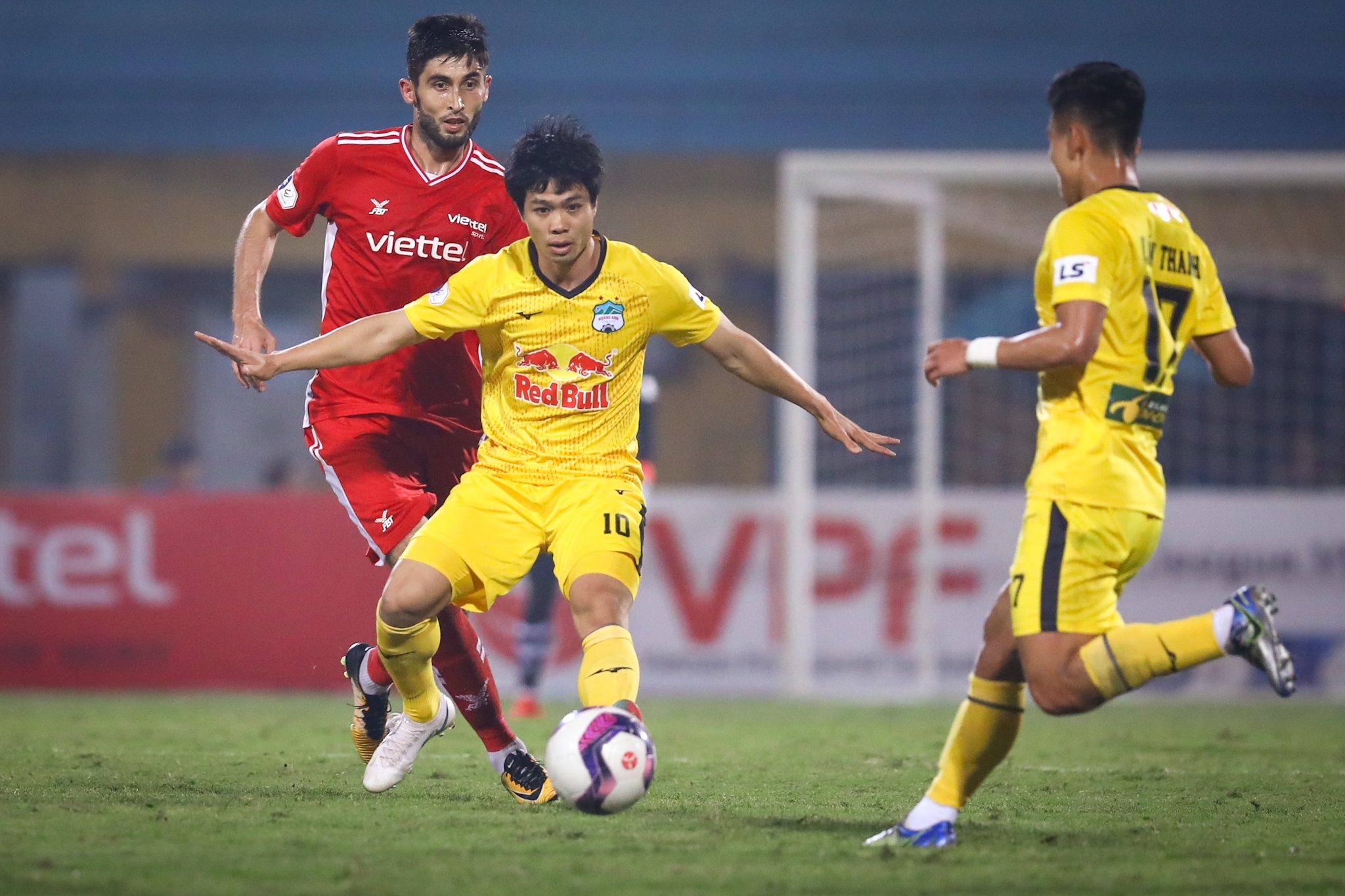 Cong Phuong HAGL anh 8