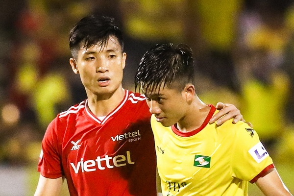 Phan Van Duc bat luc truoc CLB Viettel hinh anh