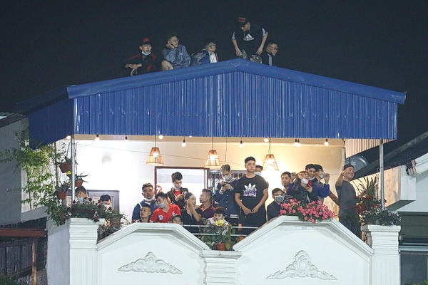 Nguoi ham mo Hai Phong treo len noc nha xem HAGL hinh anh