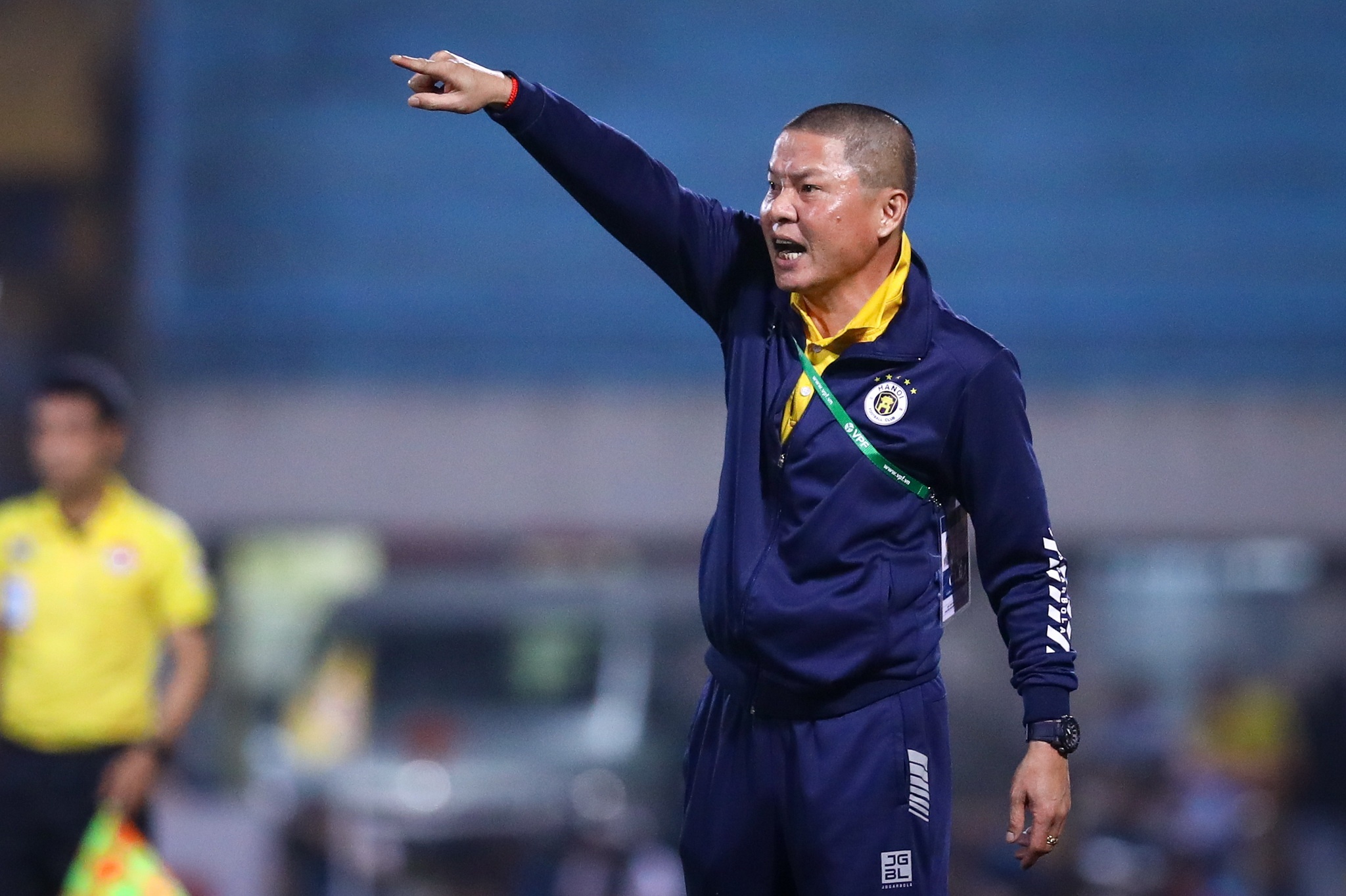 CLB Ha Noi chuan bi thay HLV Chu Dinh Nghiem hinh anh