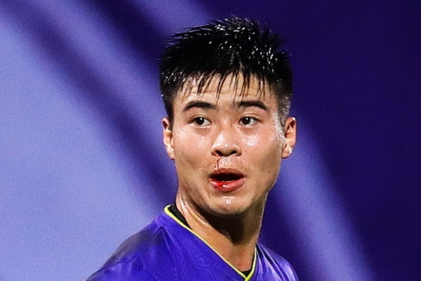 Duy Manh chay mau trong ngay toi te cua CLB Ha Noi hinh anh