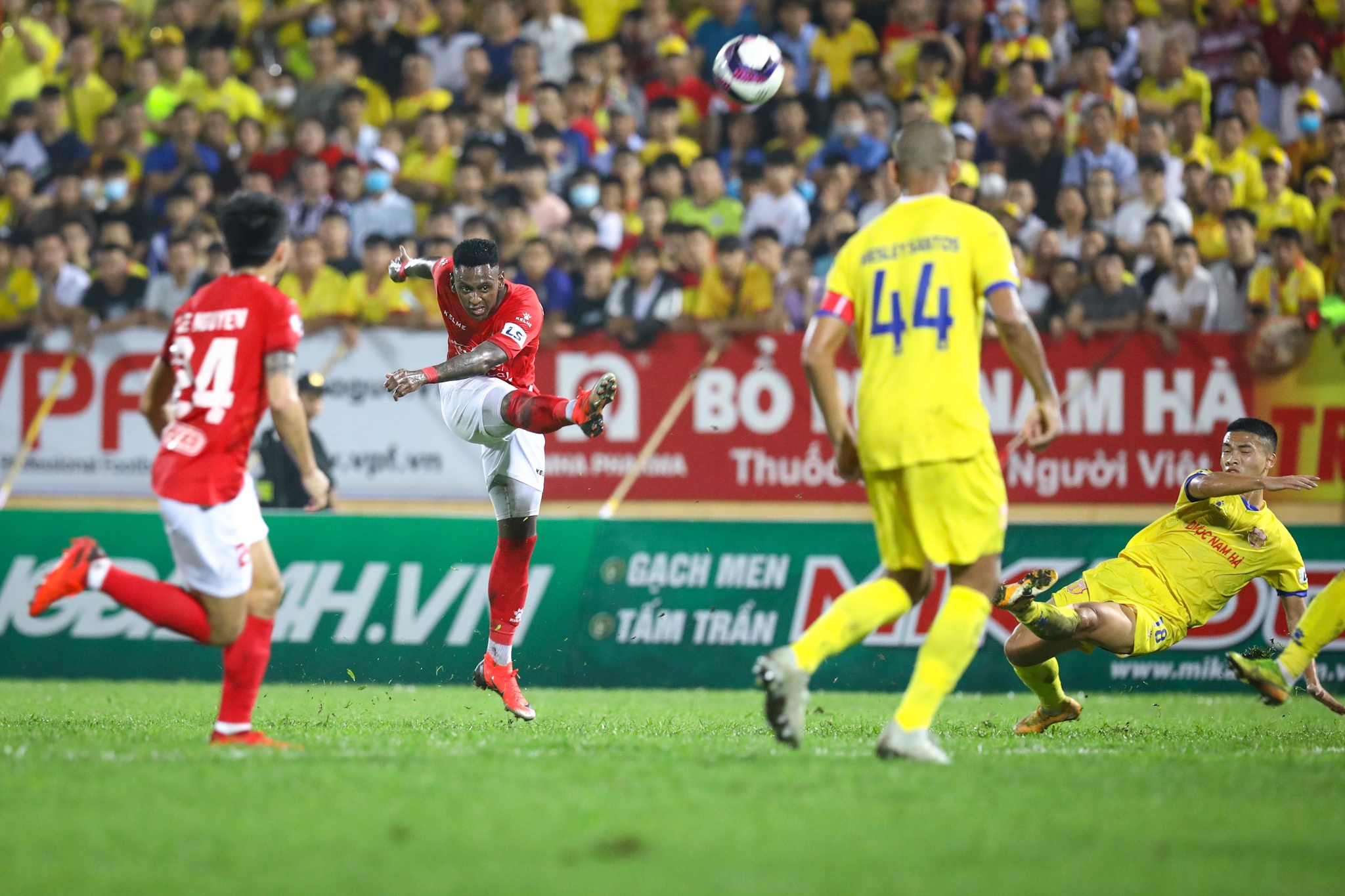 Ti Phong Lee Nguyen CLB TP.HCM anh 6