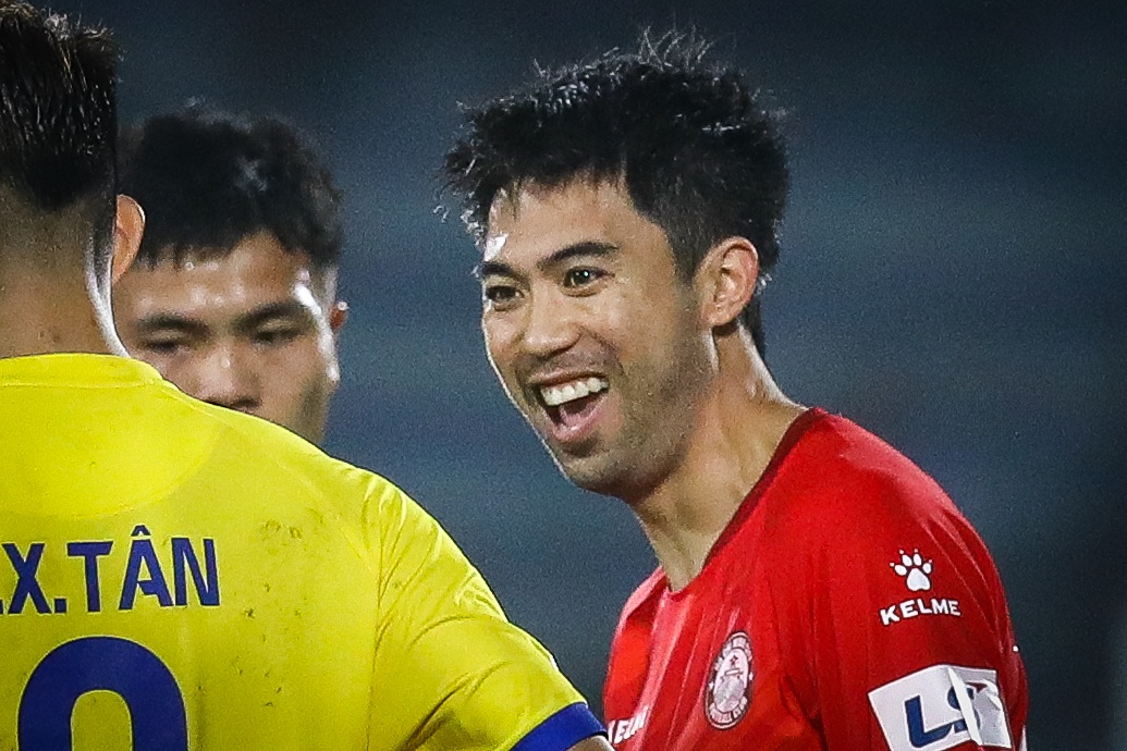 Lee Nguyen gieu cot cau thu Nam Dinh an va hinh anh