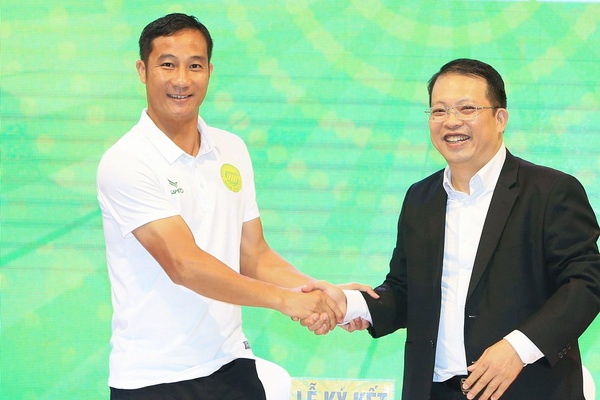 Quoc Vuong nho Van Quyen gop y cho doi hang Nhi hinh anh