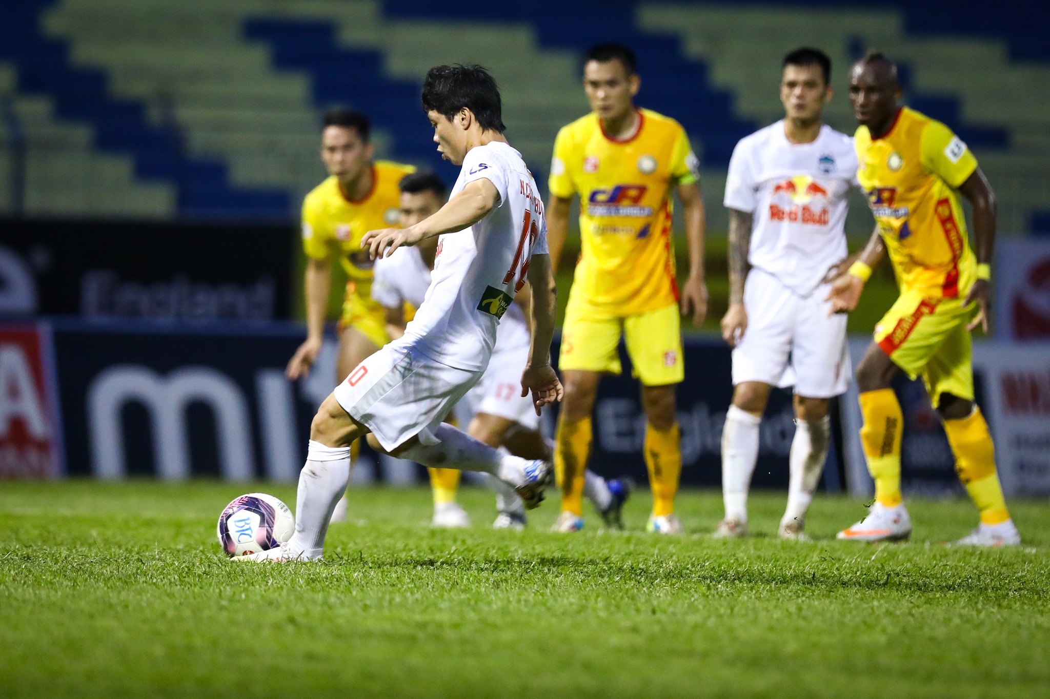 Cong Phuong HAGL anh 4