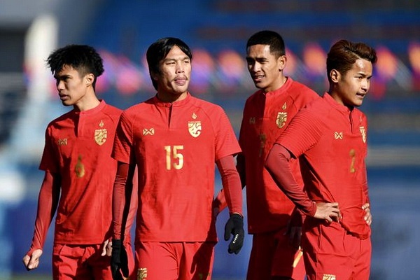 Phia sau nu cuoi la 4 nam trang tay cua bong da Thai Lan hinh anh