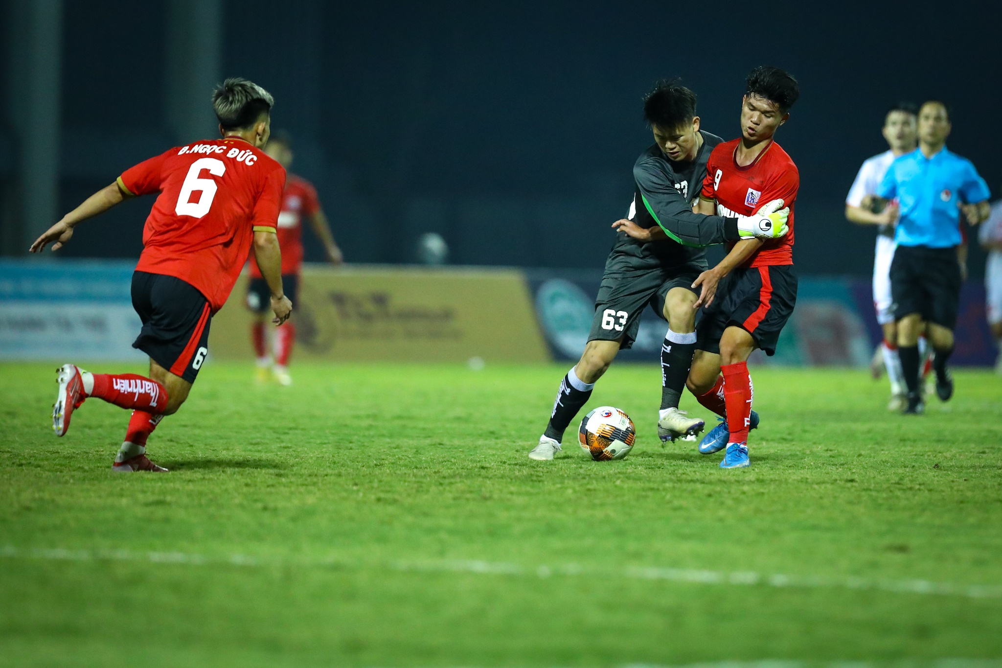 Cao Tran Hoang Hung U23 Viet Nam da chai nuoc anh 10