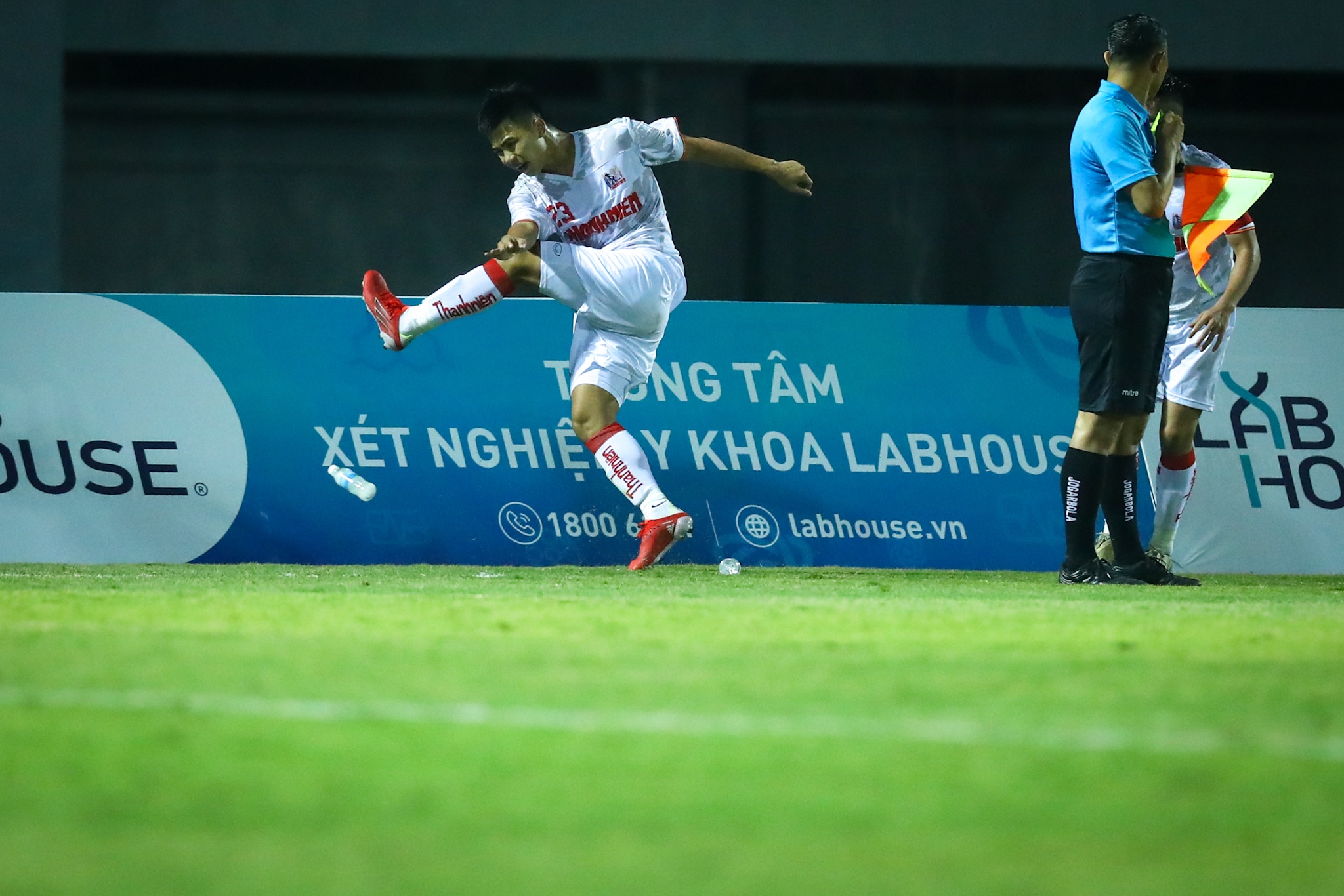 Cao Tran Hoang Hung U23 Viet Nam da chai nuoc anh 7