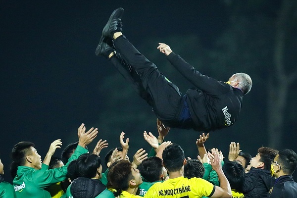 HLV Graechen gianh danh hieu dau tien sau khi chia tay HAGL hinh anh