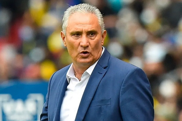 HLV tuyen Brazil xin loi Arsenal hinh anh