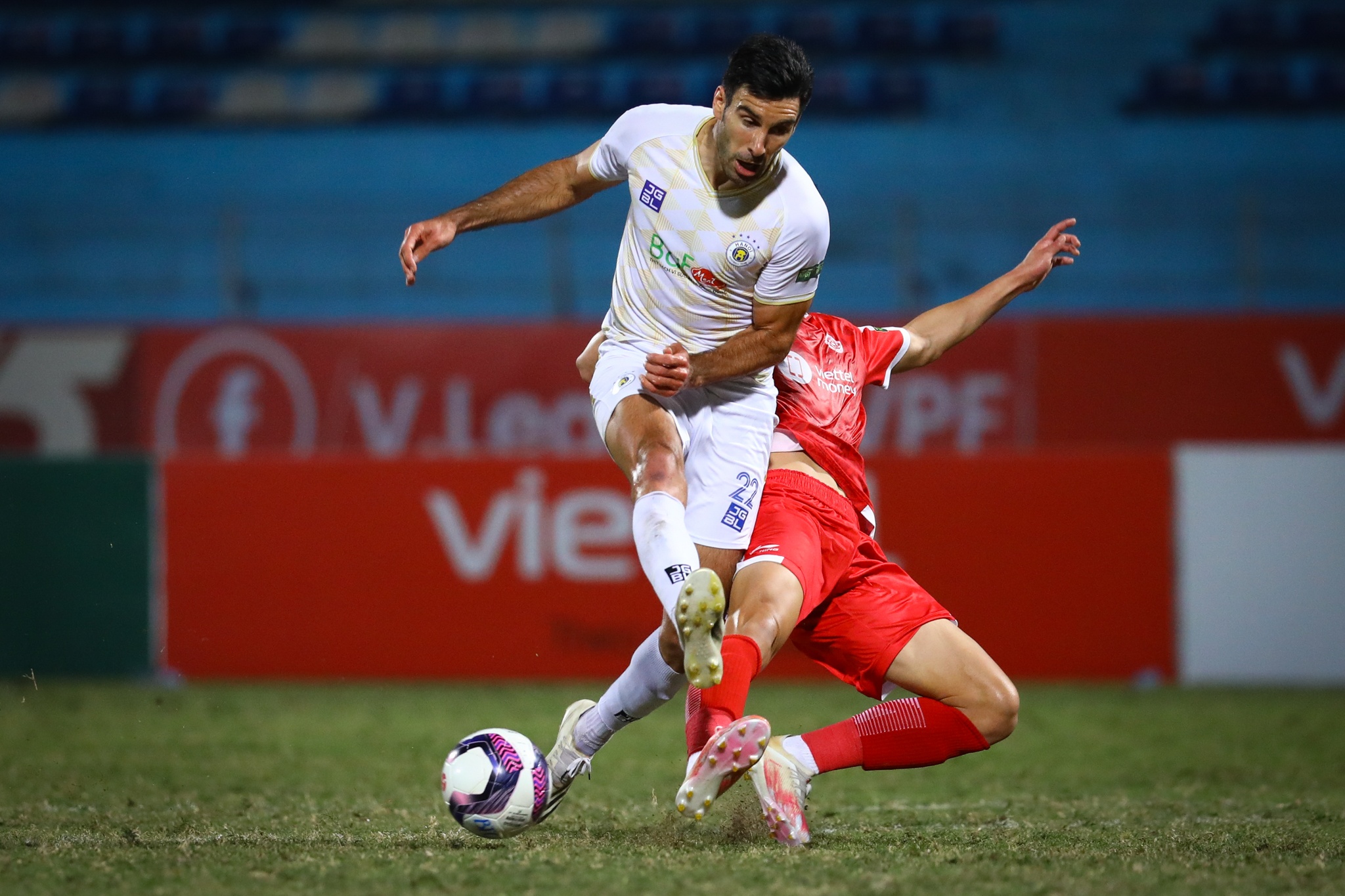 Quang Hai CLB Ha Noi Thai Quy anh 4