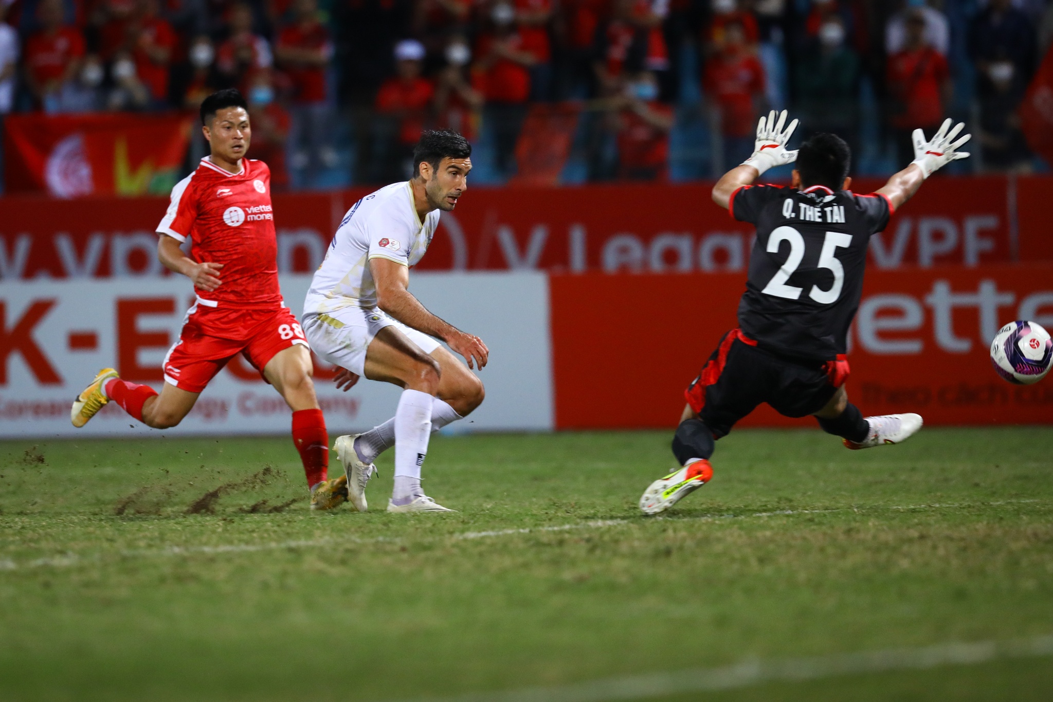 Quang Hai CLB Ha Noi Thai Quy anh 3
