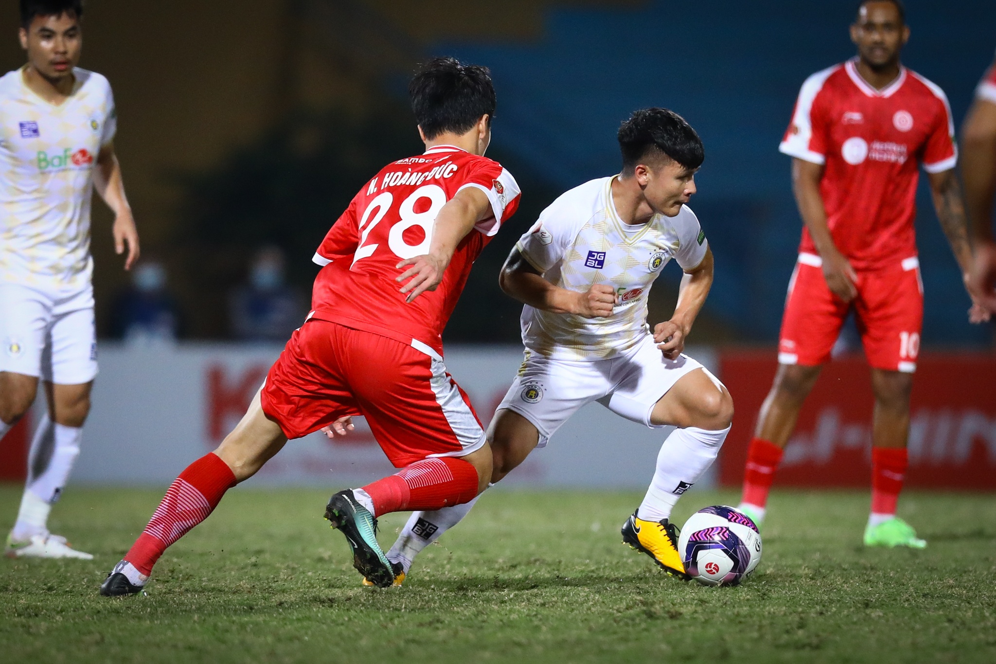 Quang Hai CLB Ha Noi Thai Quy anh 6