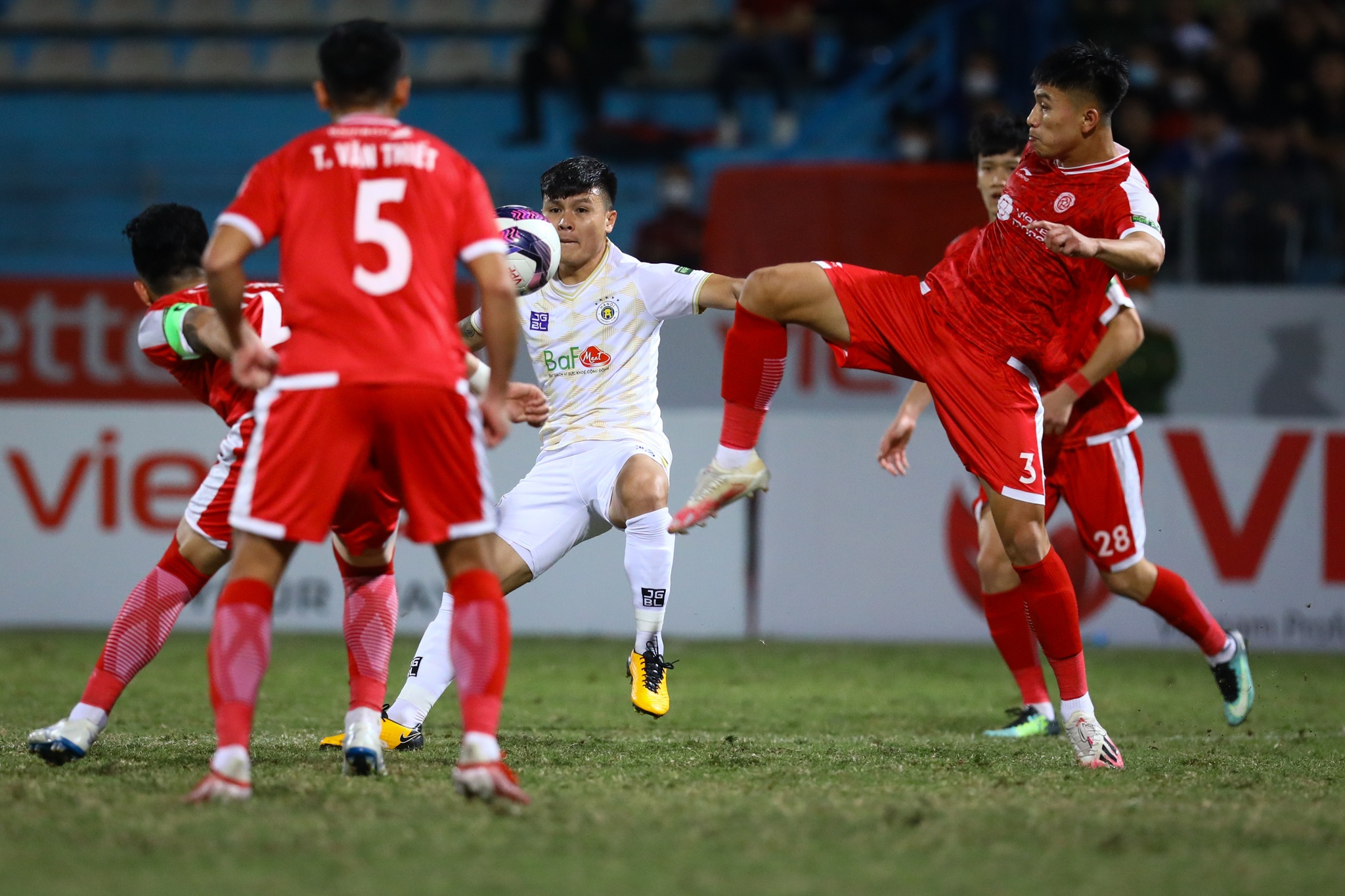 Quang Hai CLB Ha Noi Thai Quy anh 1