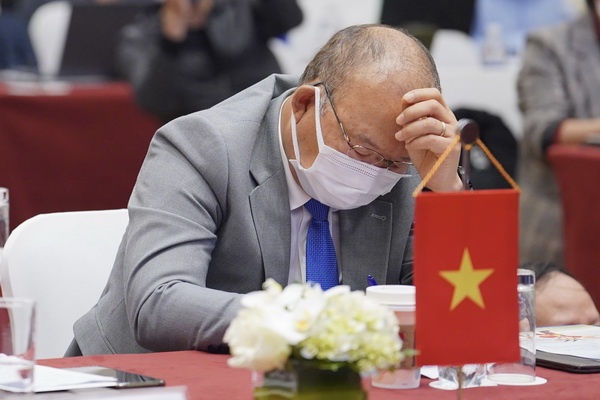 Phan ung cua HLV Park khi U23 Viet Nam dung Indonesia hinh anh