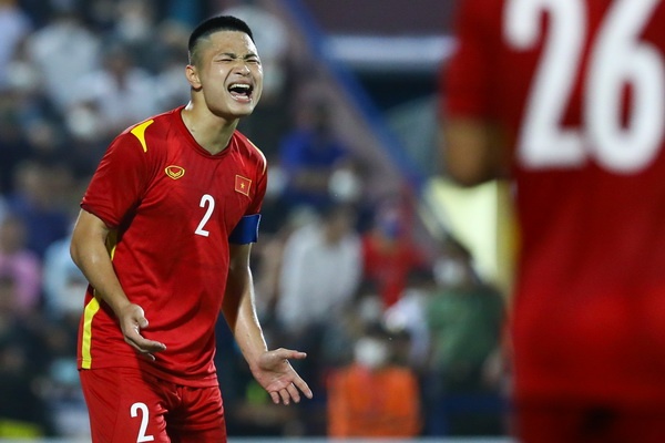 Doi truong U23 Viet Nam noi gian khi bi U20 Han Quoc ep san hinh anh